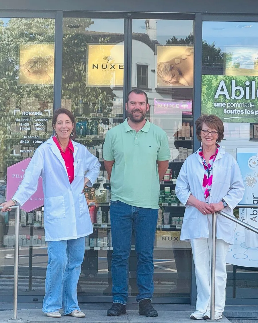 L'équipe de la Pharmacie Herzet-Pratte devant la pharmacie